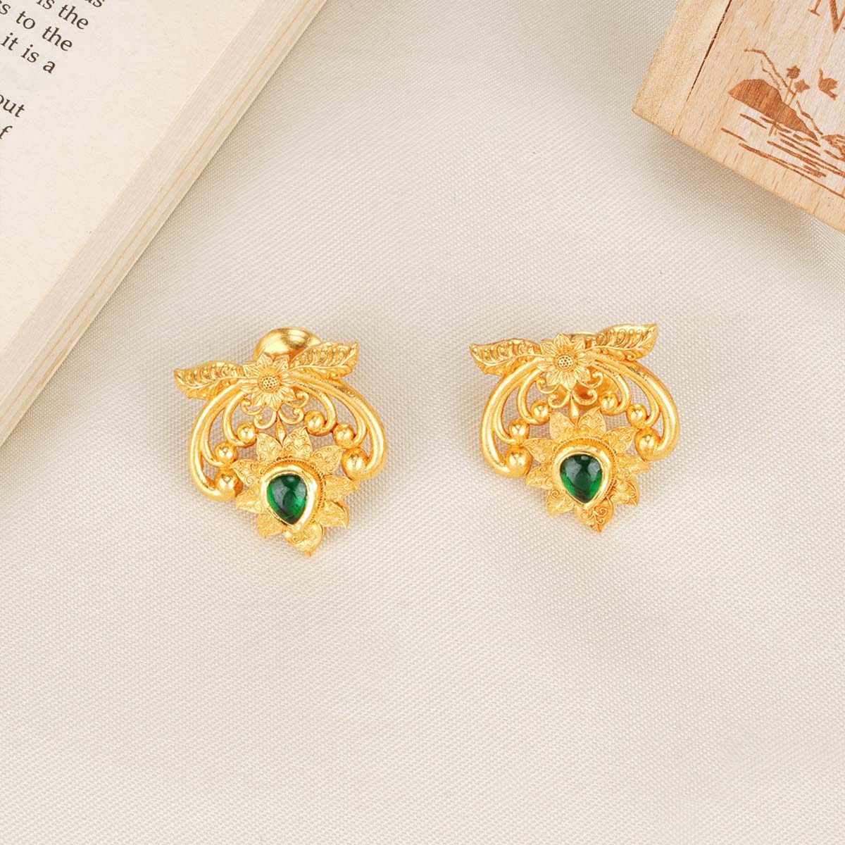 Charming Traditional Short Necklace Set