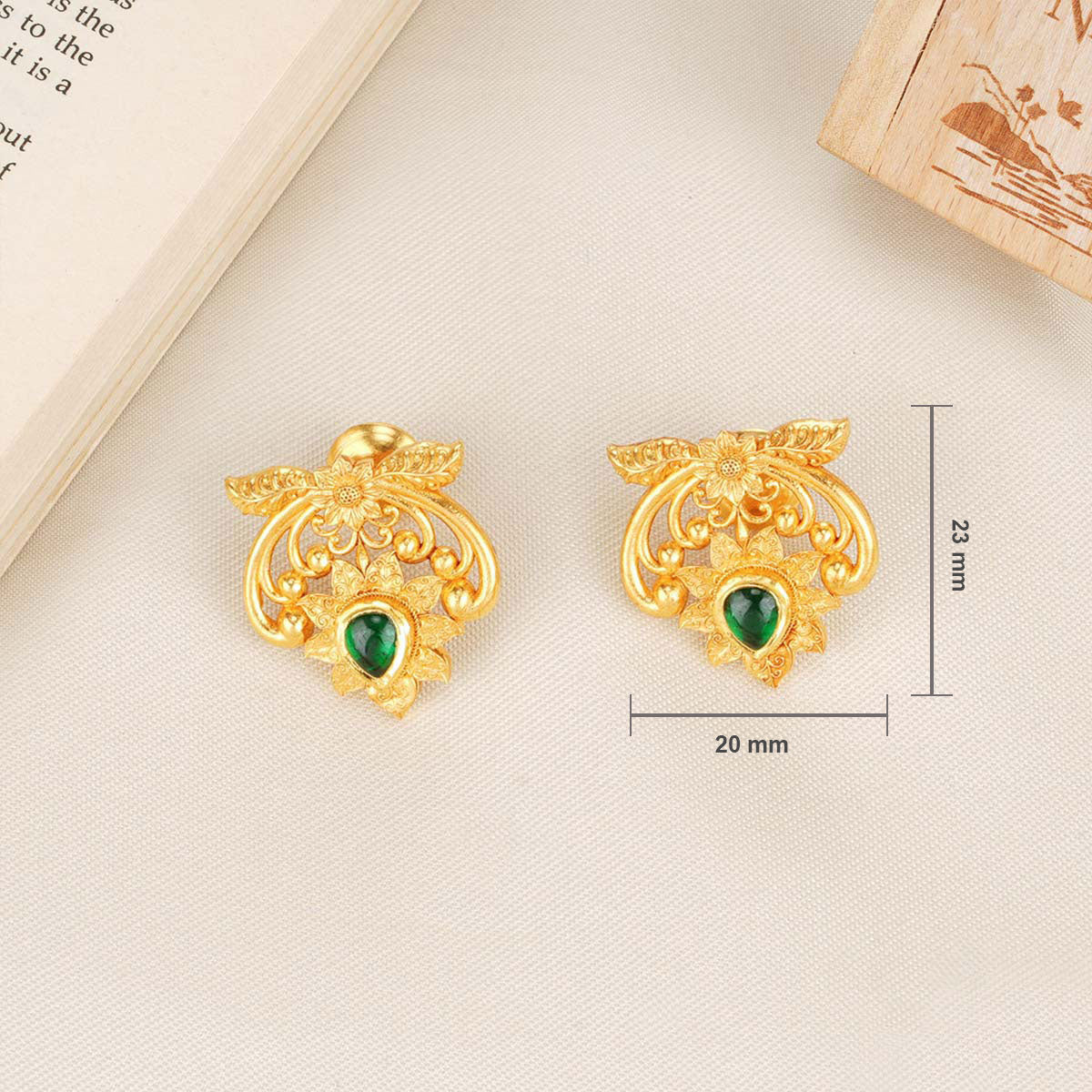 Charming Traditional Short Necklace Set