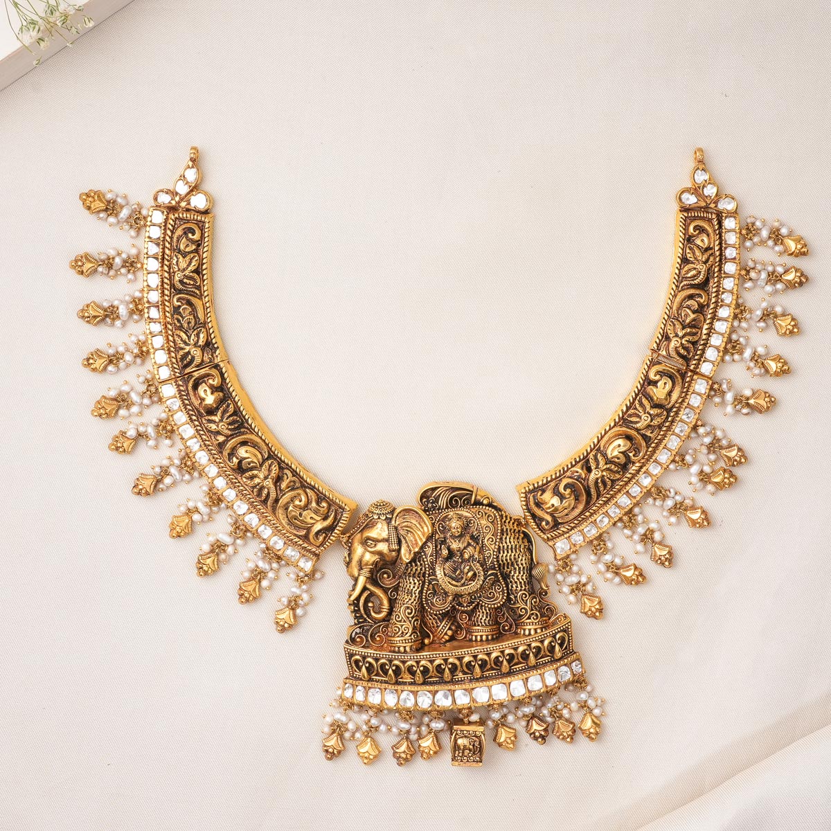 Luxurious Antique Short Necklace