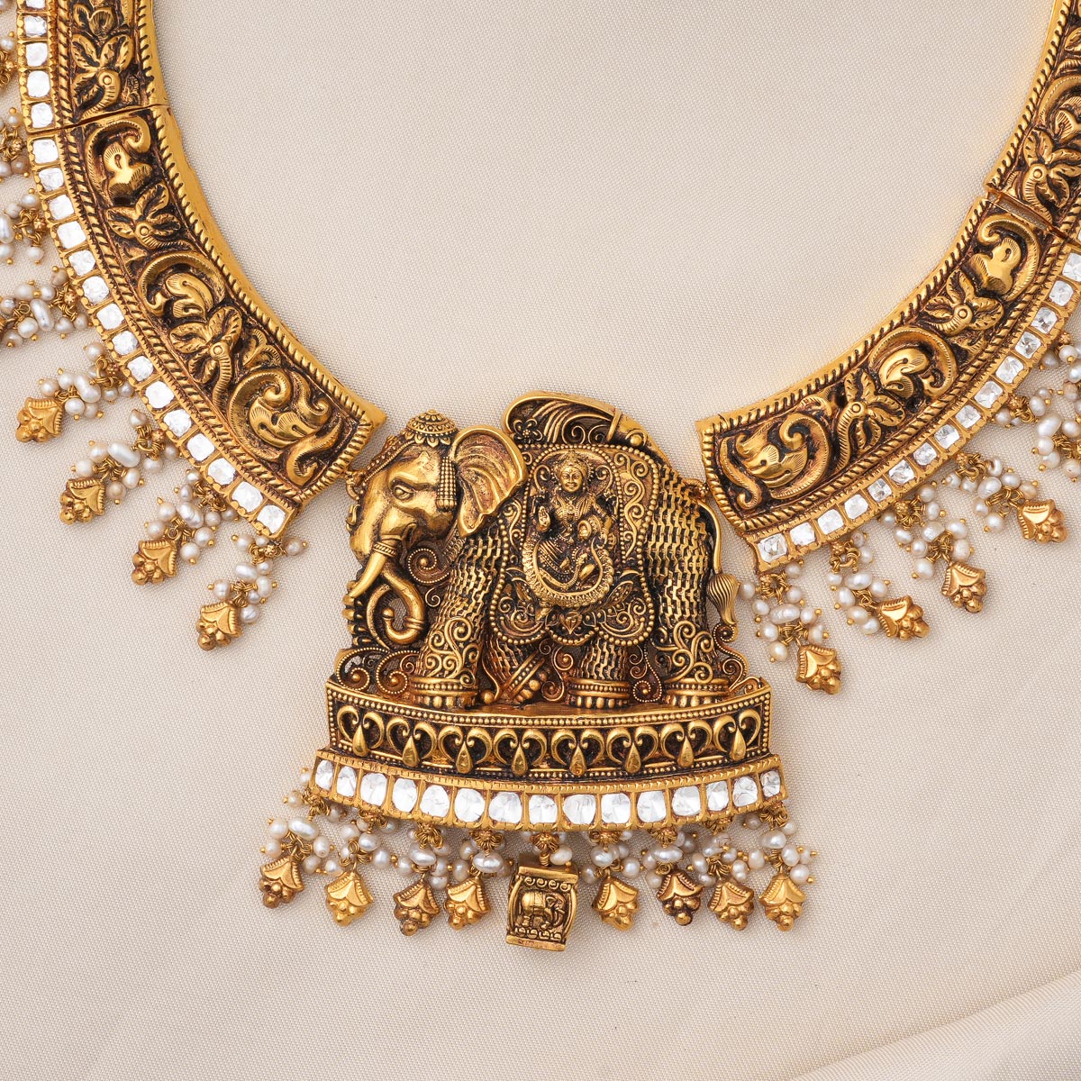 Luxurious Antique Short Necklace
