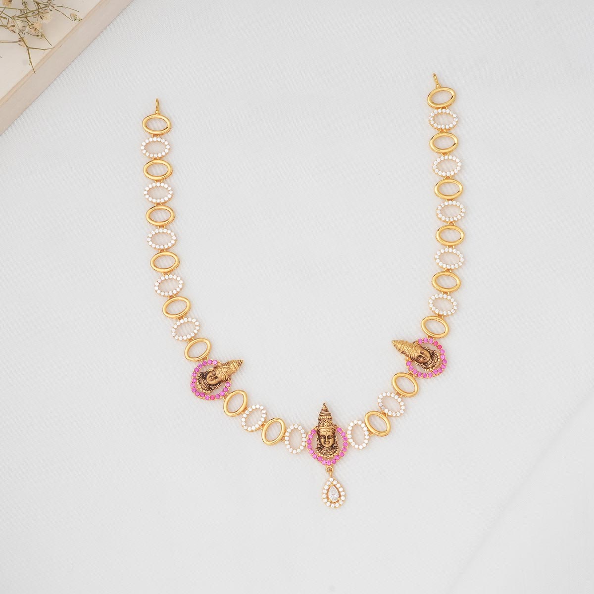 Chic & Fabulous Short Necklace