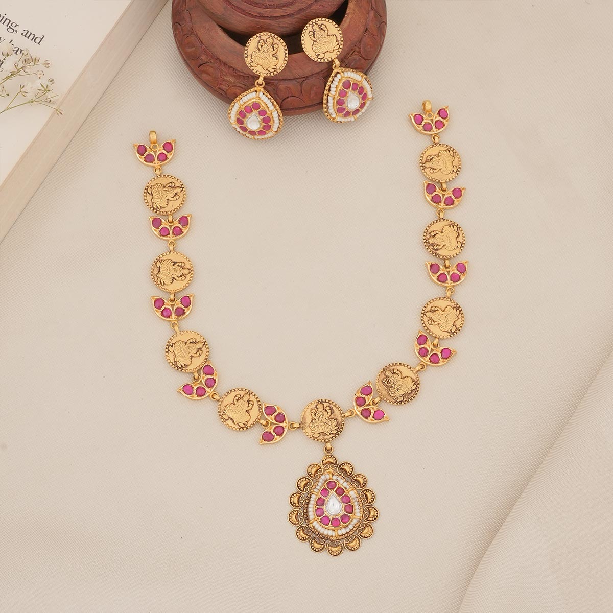 Unique Kundan Short Necklace Set