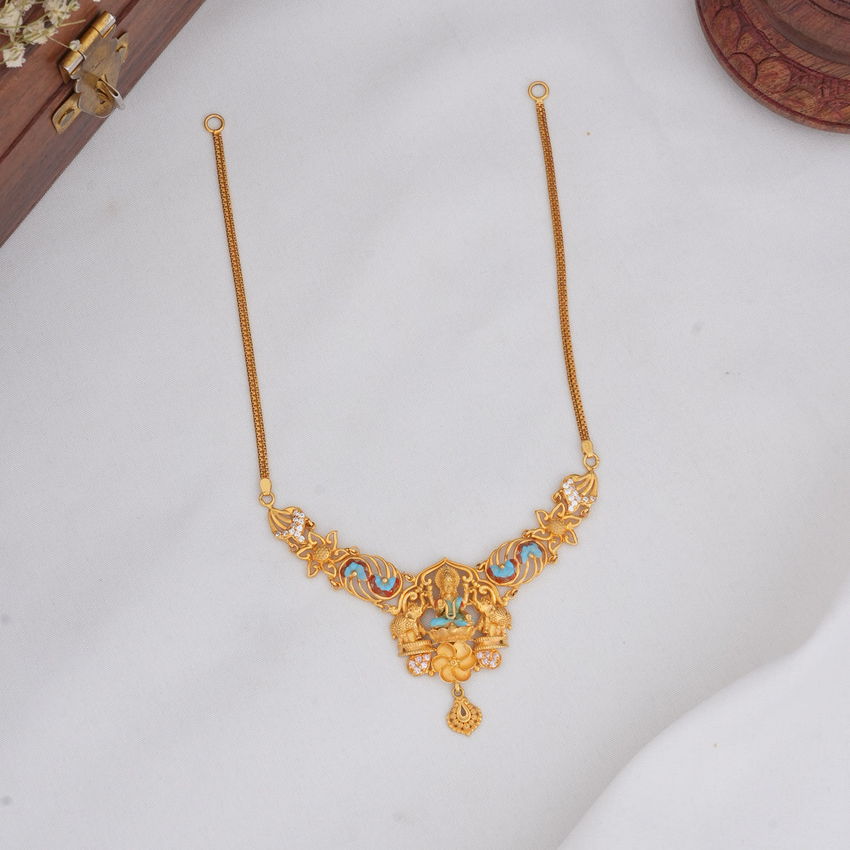 Gorgeous Look Short Necklace
