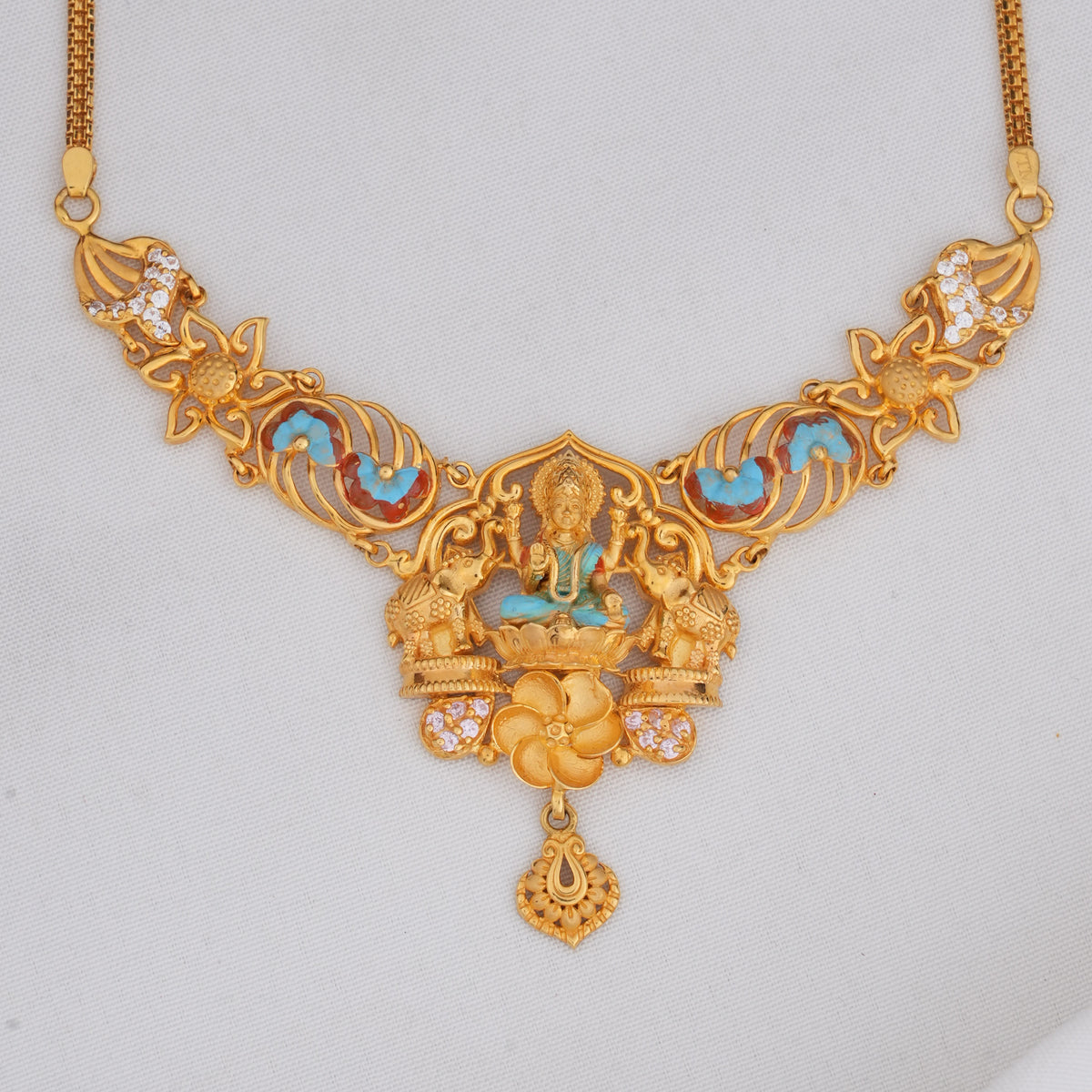 Gorgeous Look Short Necklace