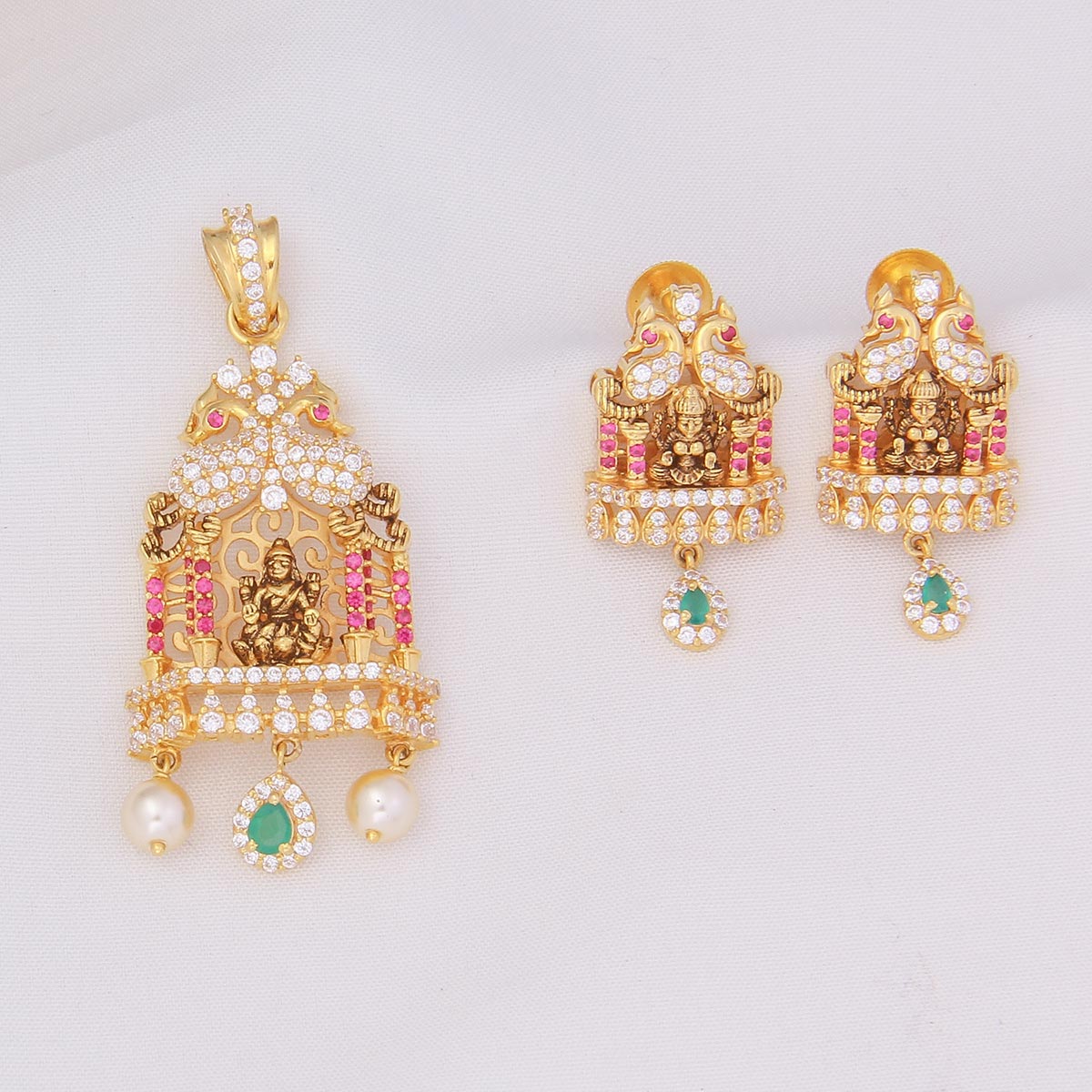 Pranikha Pendant Set