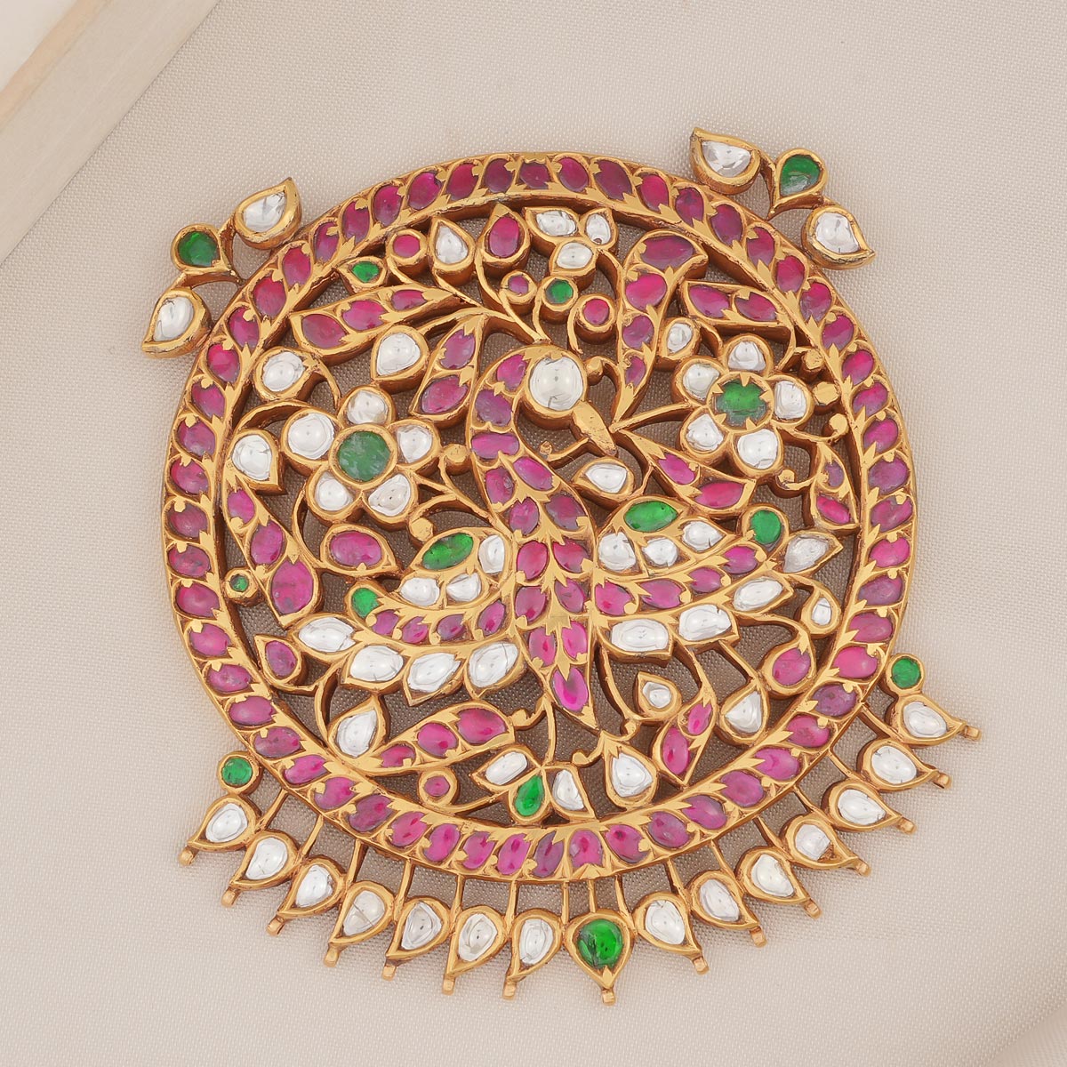 Catchy designed Pendant