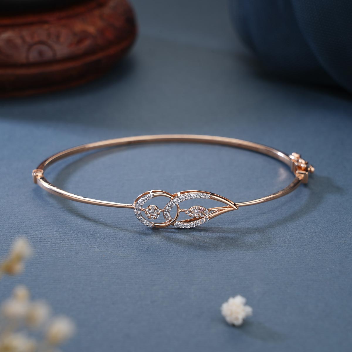 Attractive Diamond Bracelet – Sri Vasavi Thanga Maaligai