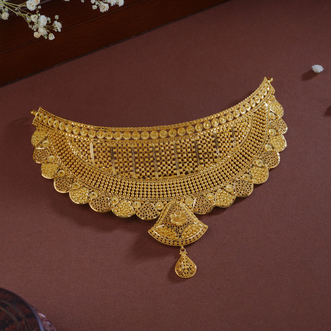 Stylish Gold Choker
