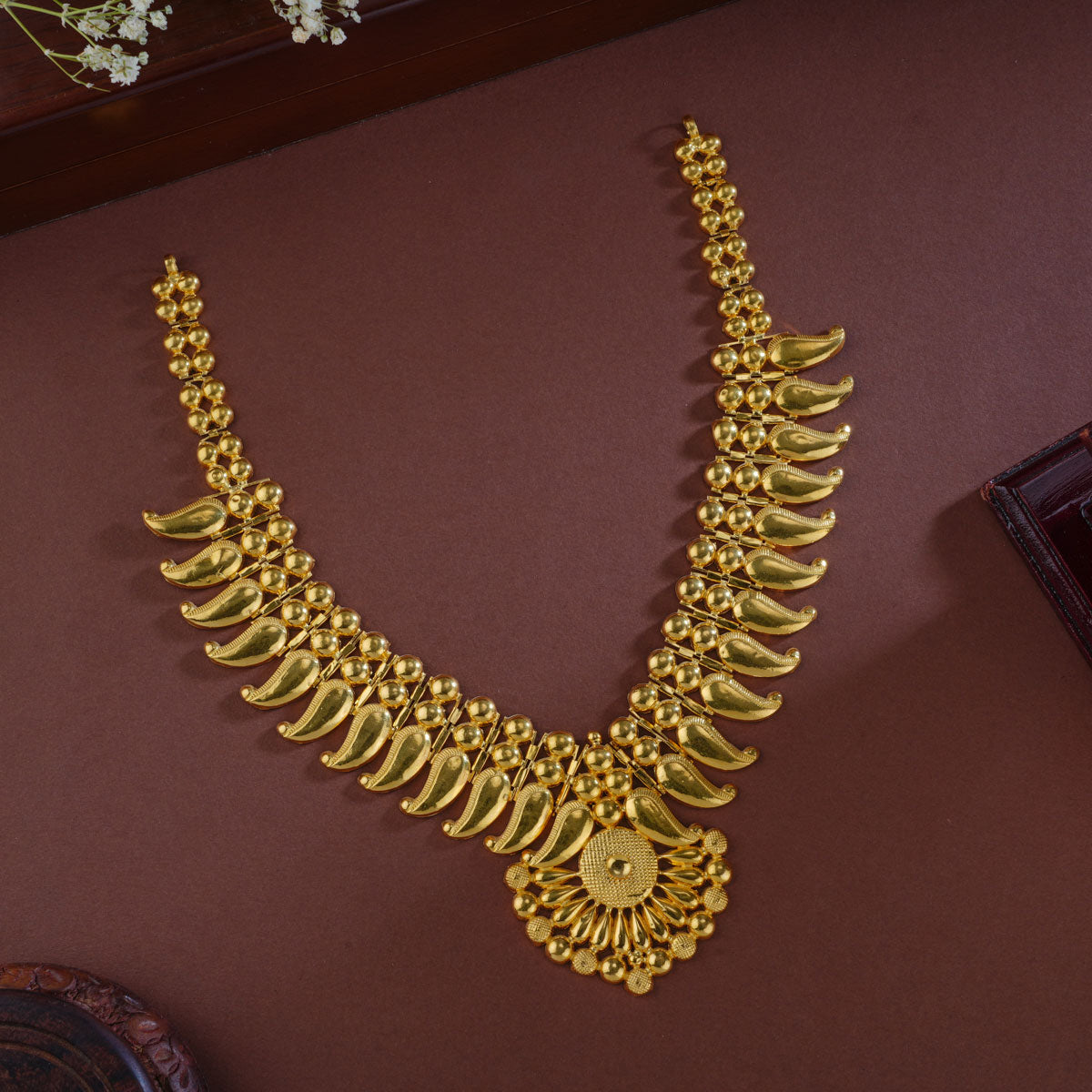 Ahanika Short Necklace