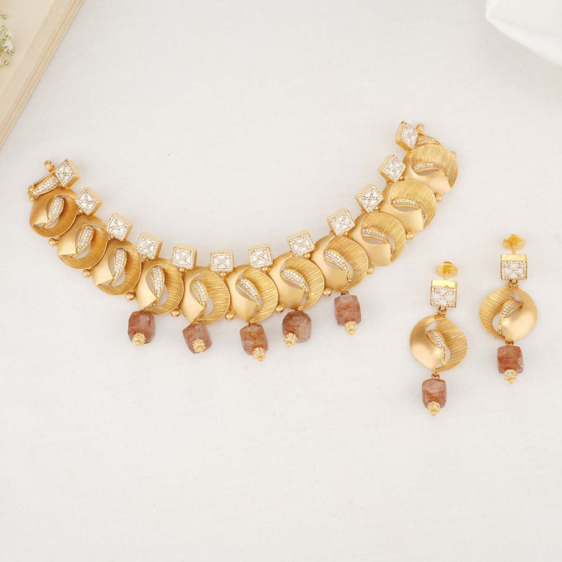 Nishika Short Necklace Set