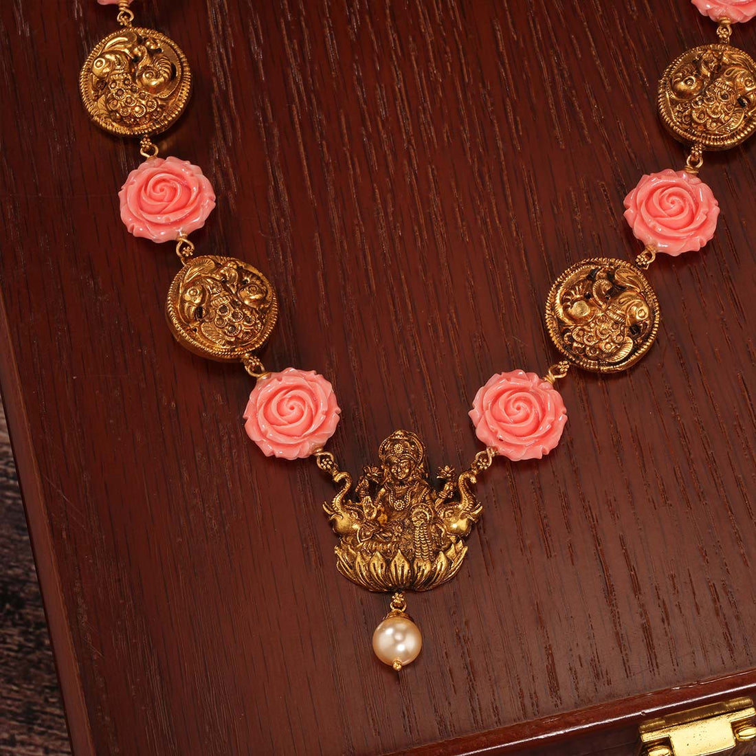 Rishina Short Necklace