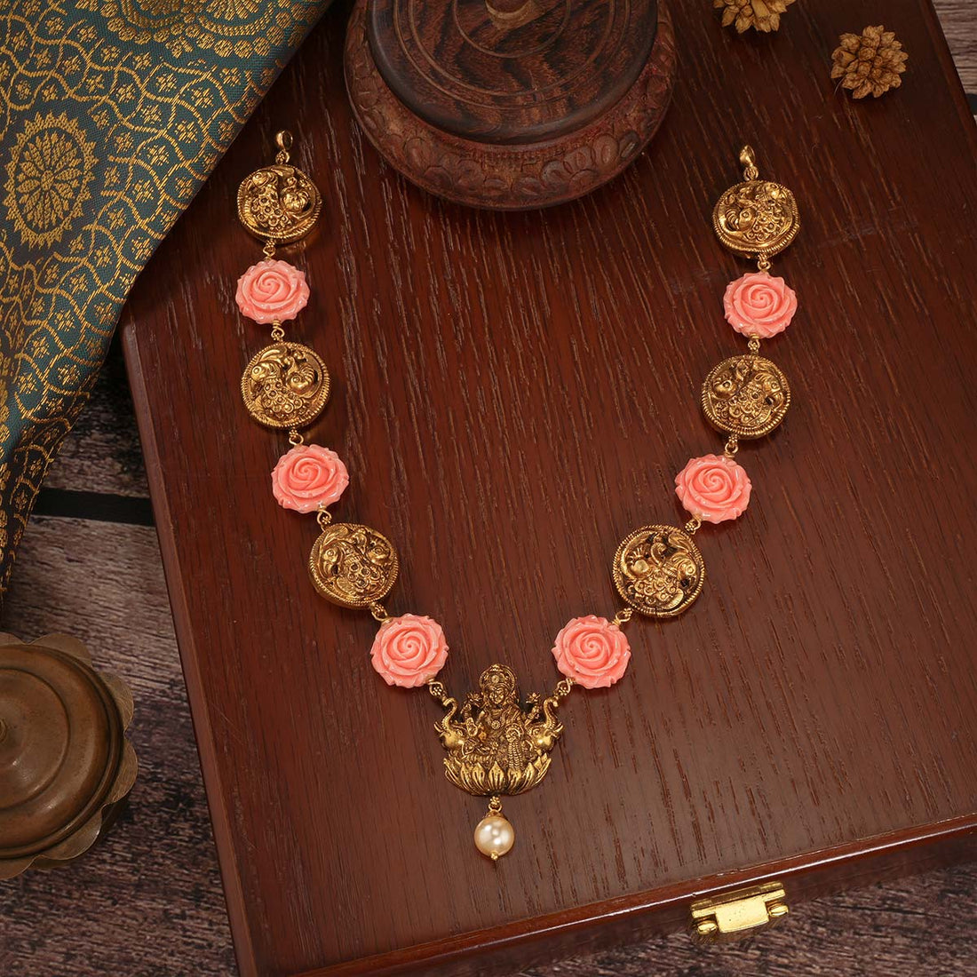 Rishina Short Necklace