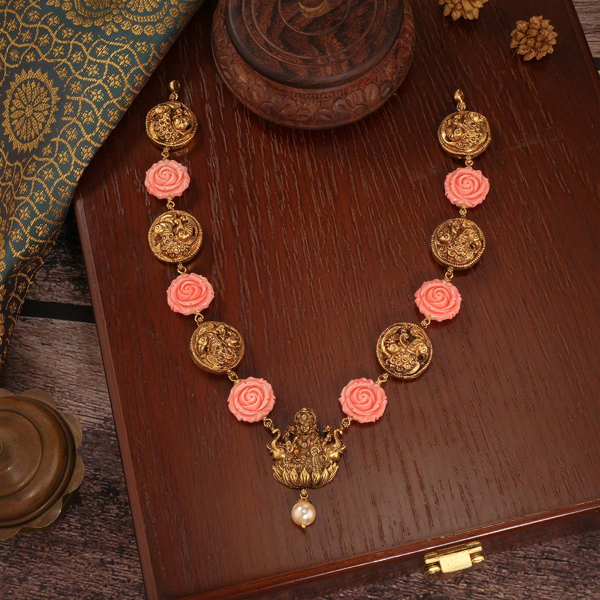 Rishina Short Necklace
