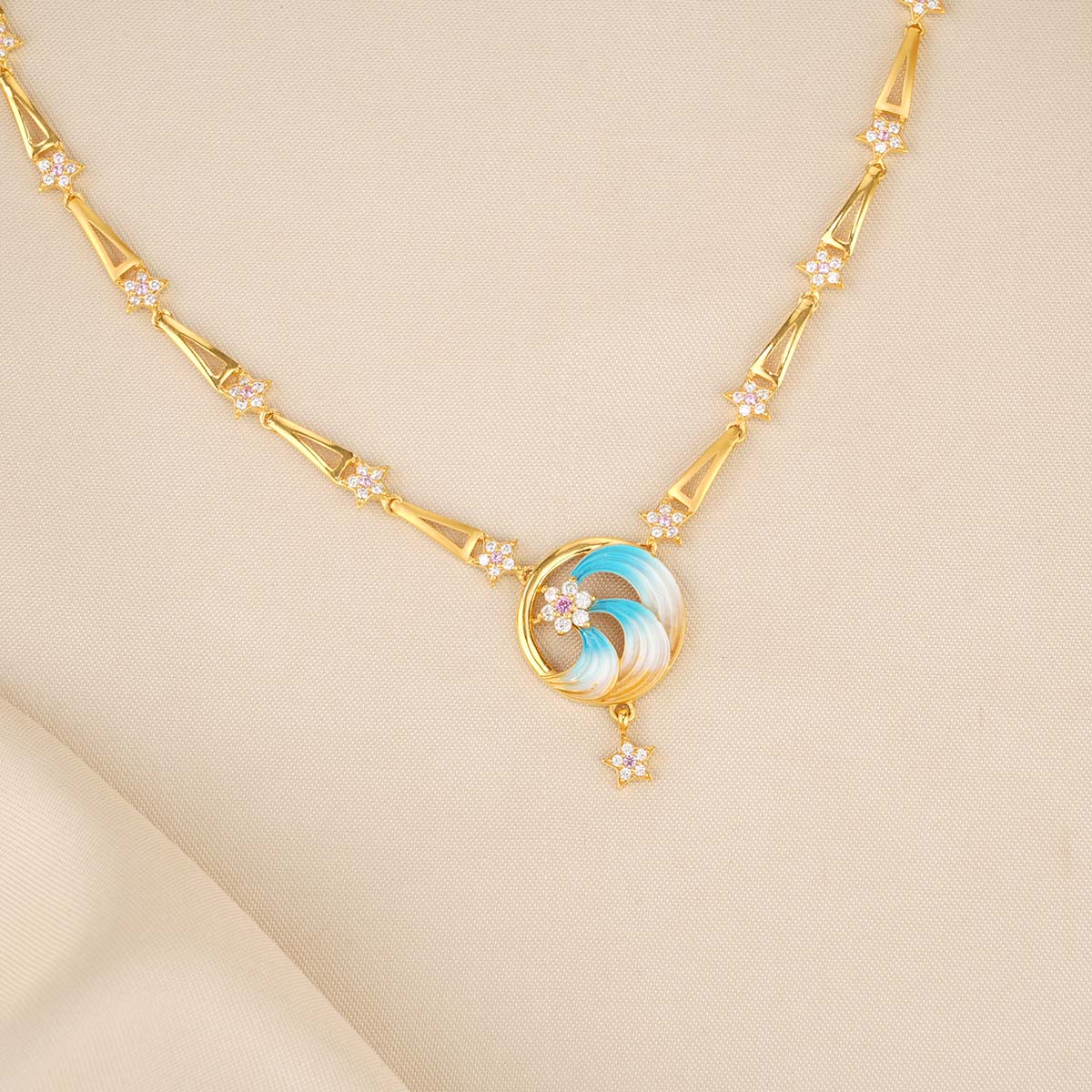 Avinsha Short Necklace Set