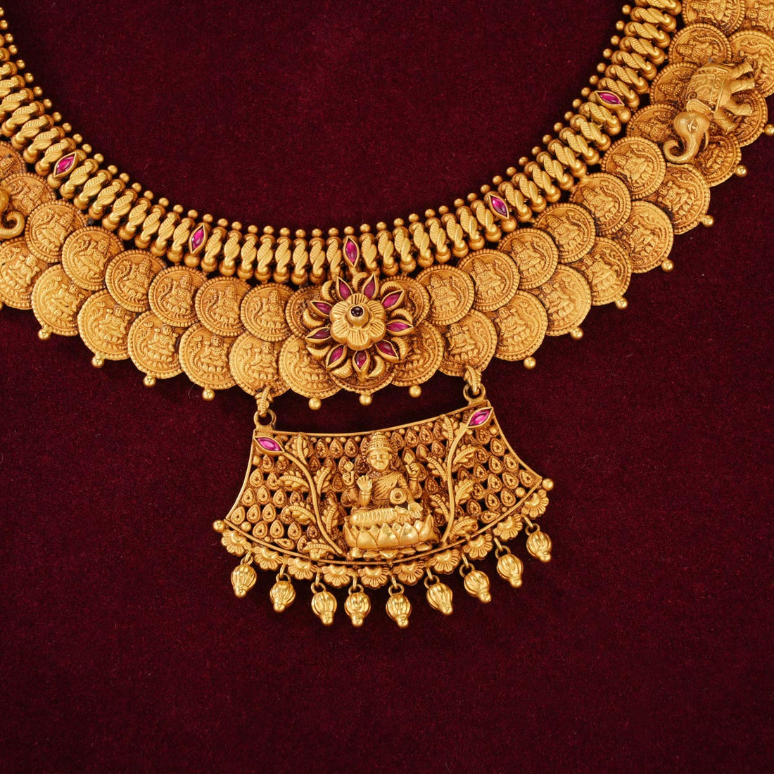 Aswaki Short Necklace