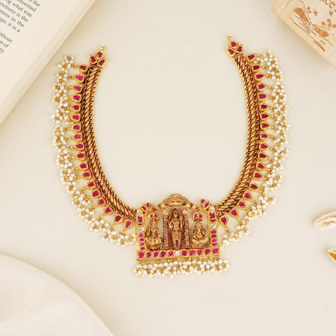 Traditional Look Short Necklace