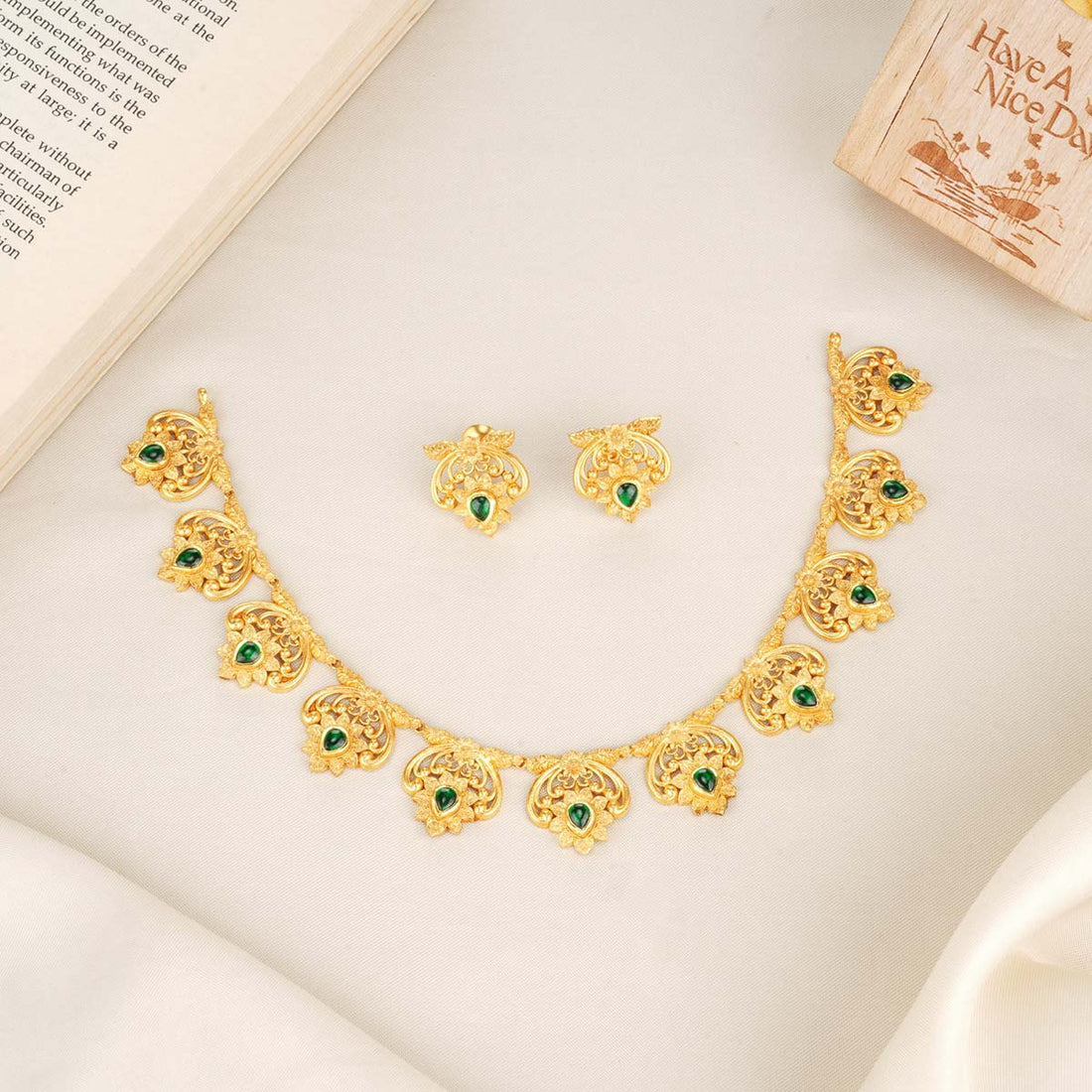 Charming Traditional Short Necklace Set