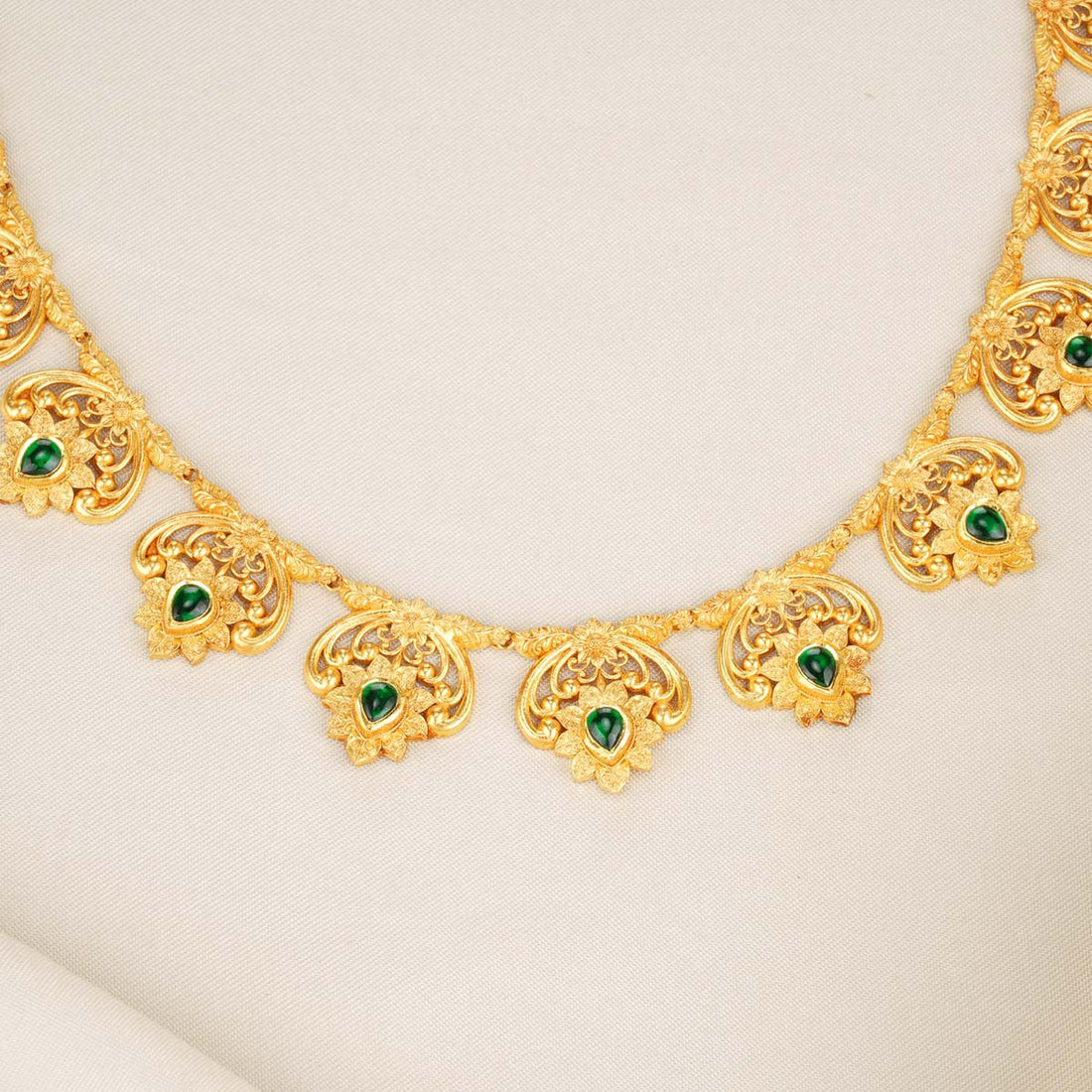 Charming Traditional Short Necklace Set