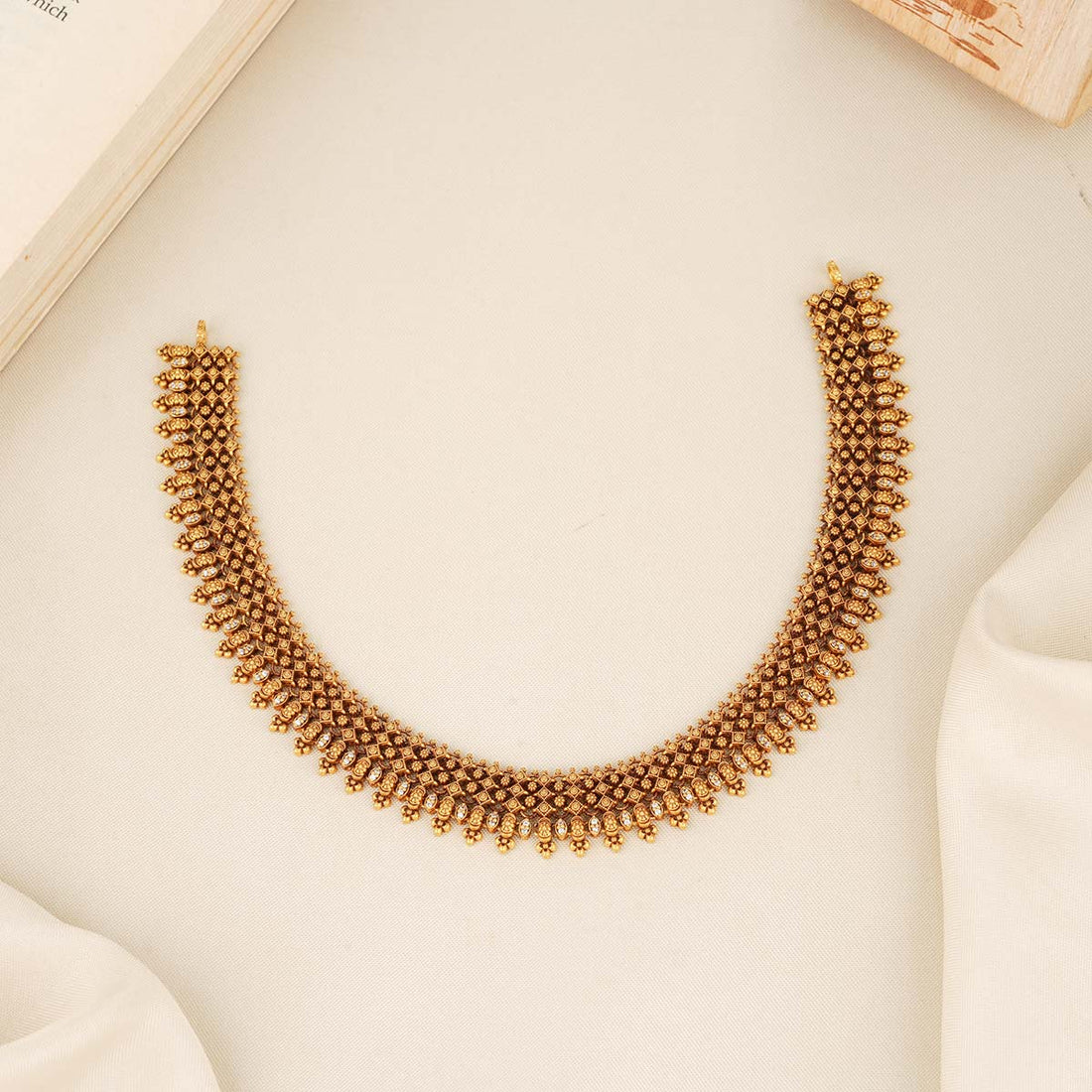 Stylish Short Necklace