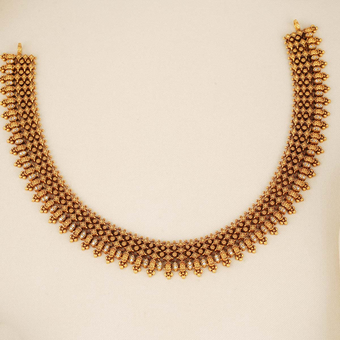 Stylish Short Necklace