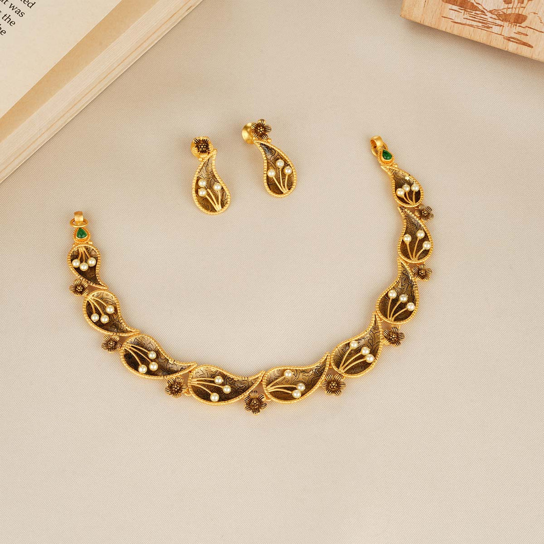 Vethika Short Necklace Set