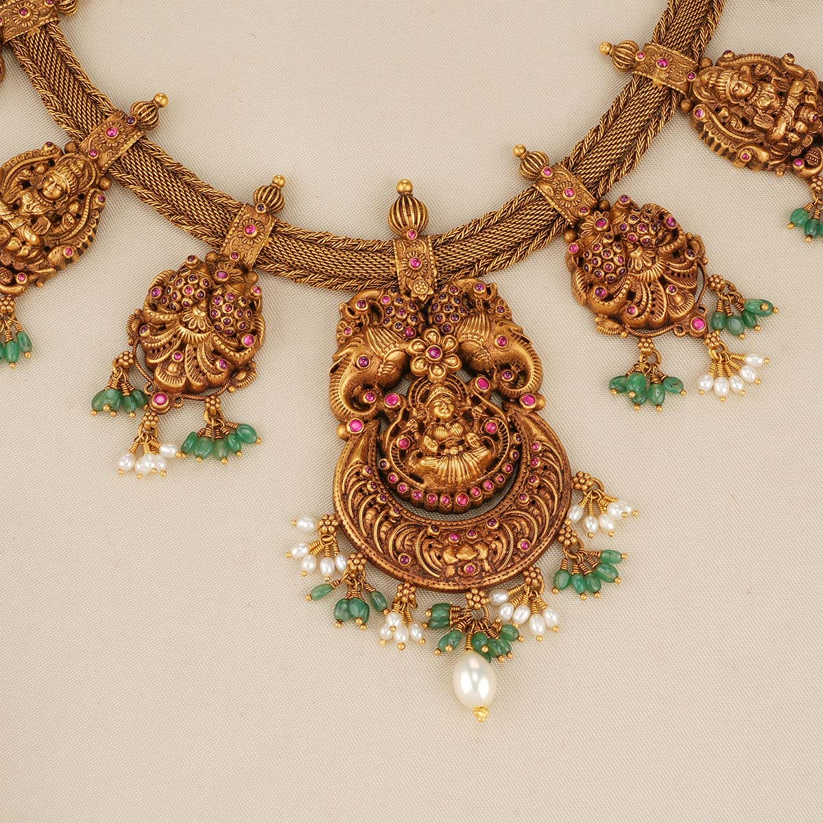 Traditional Look Short Necklace