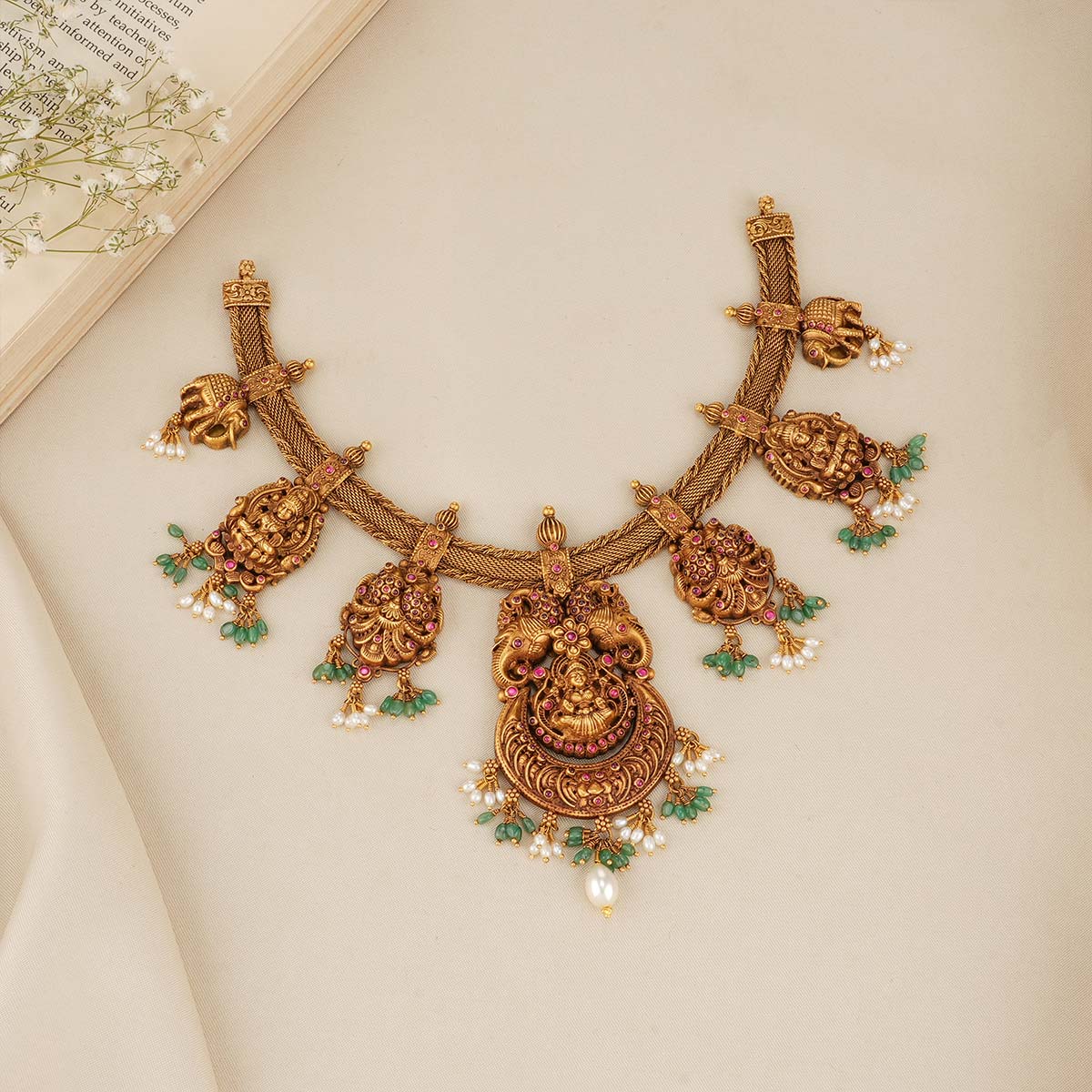 Traditional Look Short Necklace