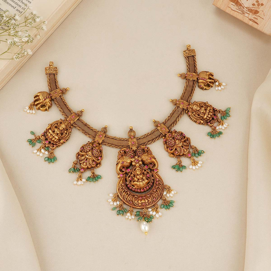 Traditional Look Short Necklace