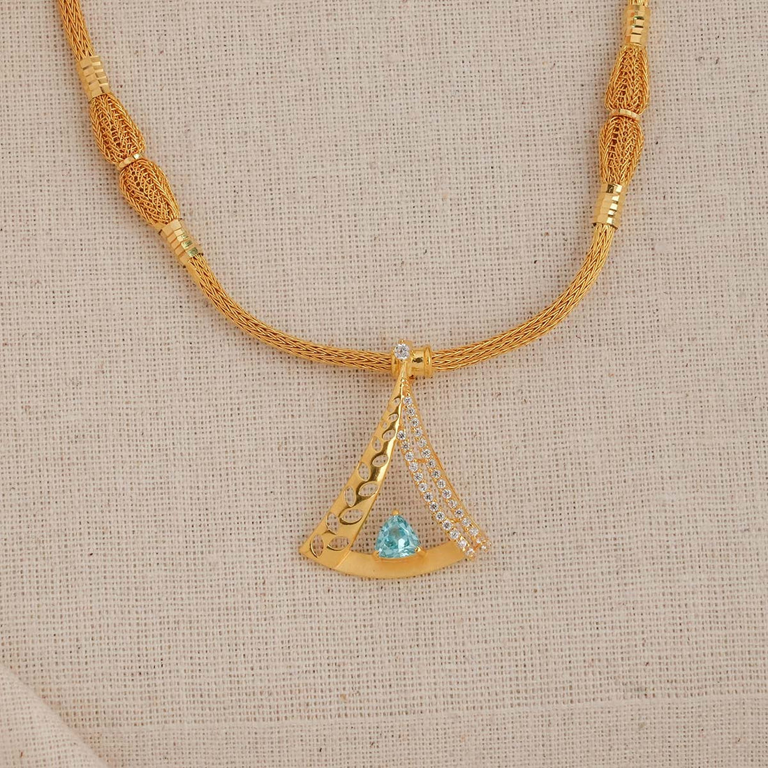 Pretty Look Short Necklace Set