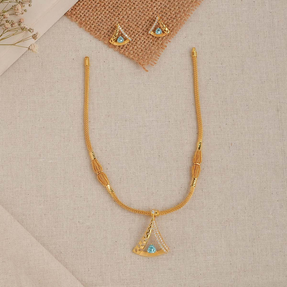 Pretty Look Short Necklace Set