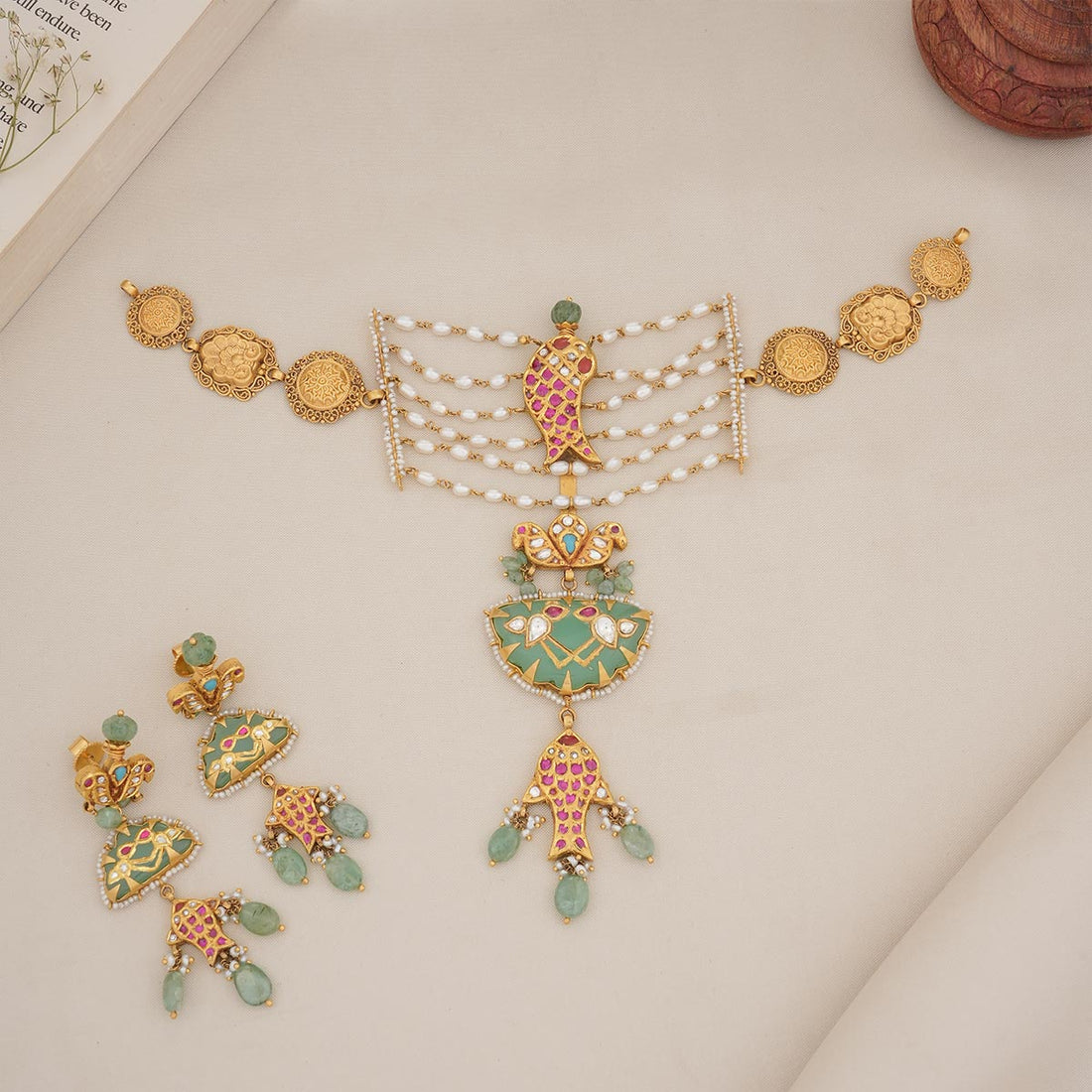 Unique Kundan Short Necklace Set