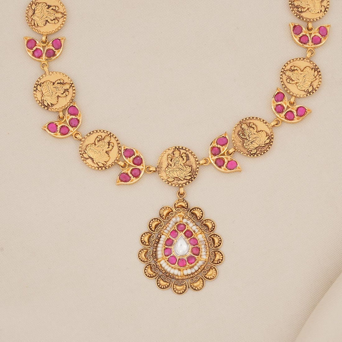 Unique Kundan Short Necklace Set