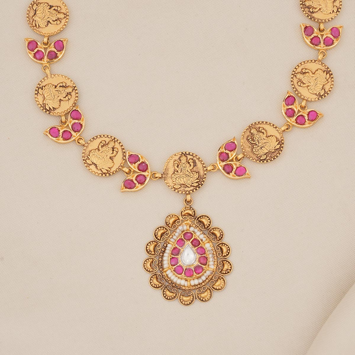 Unique Kundan Short Necklace Set