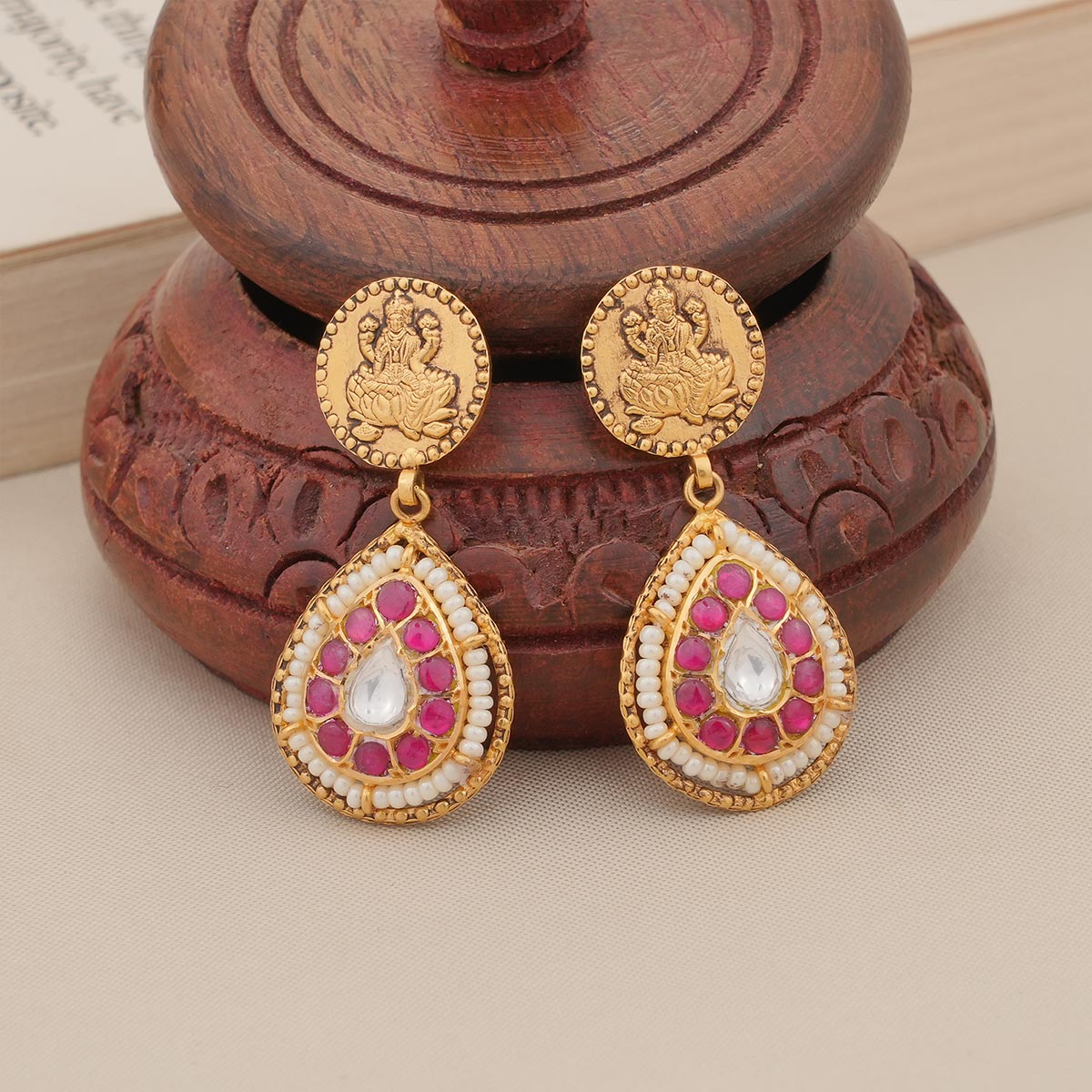 Unique Kundan Short Necklace Set