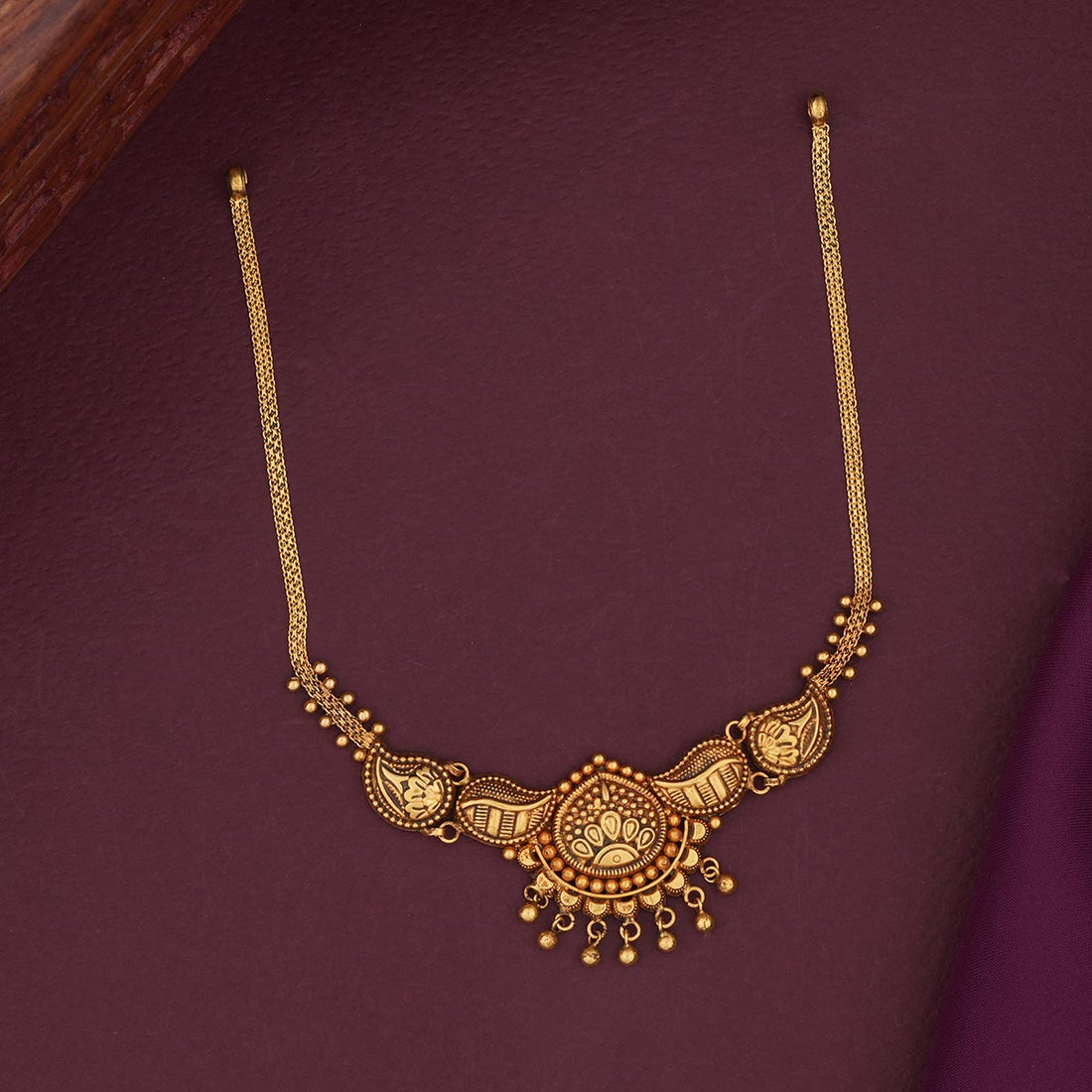 Admiring Antique Short Necklace