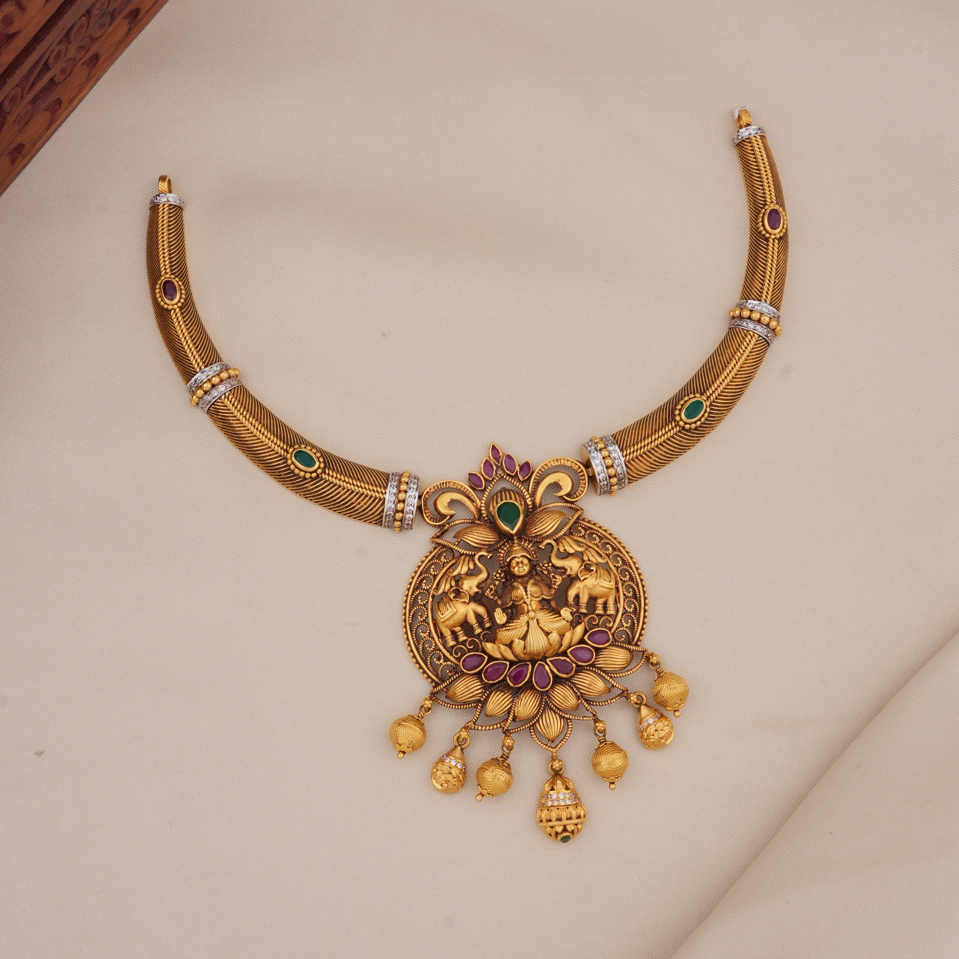 Traditional Antique Short Necklace