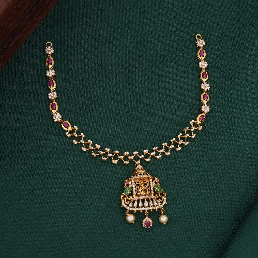 Divine Look Short Necklace