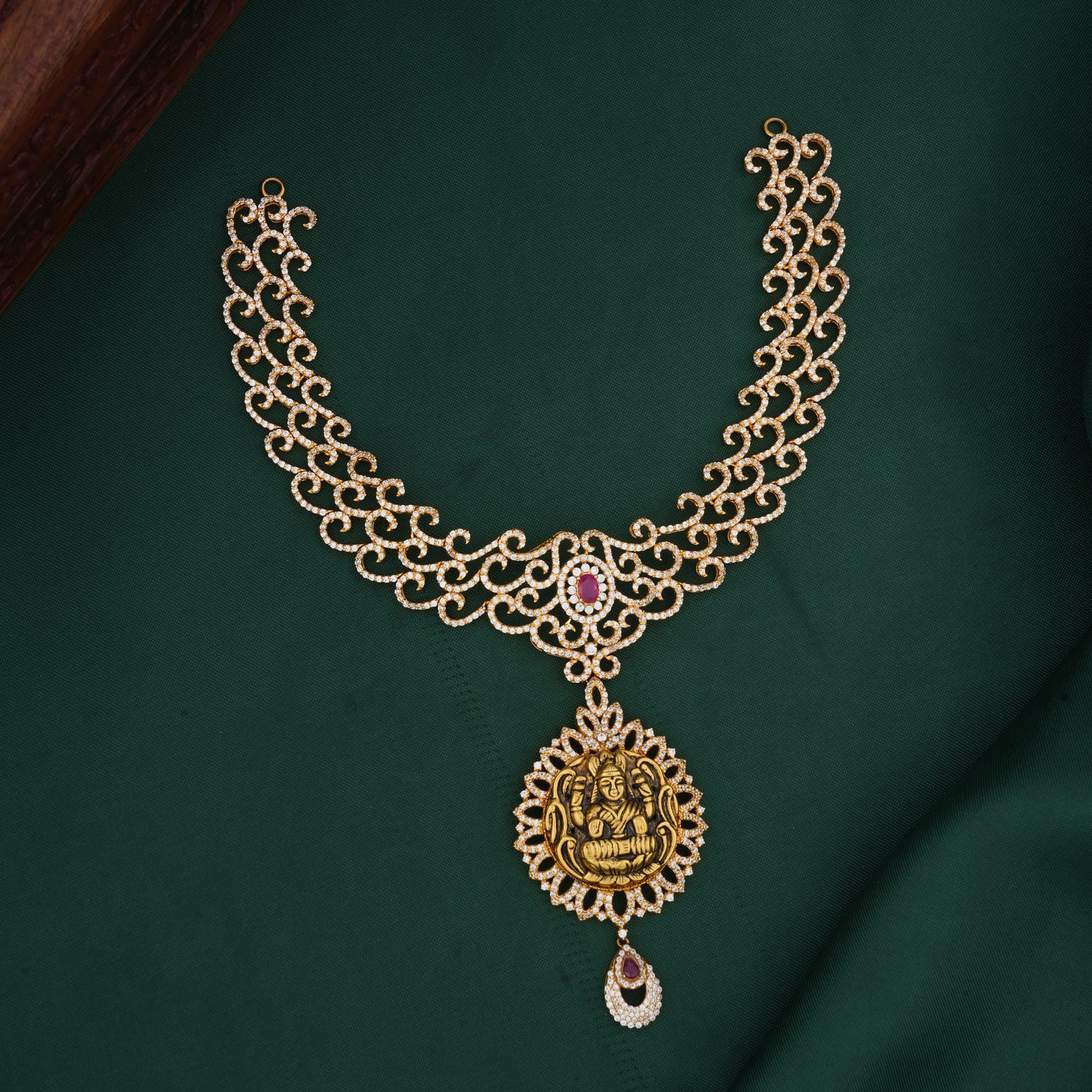 Gorgeous Look Short Necklace