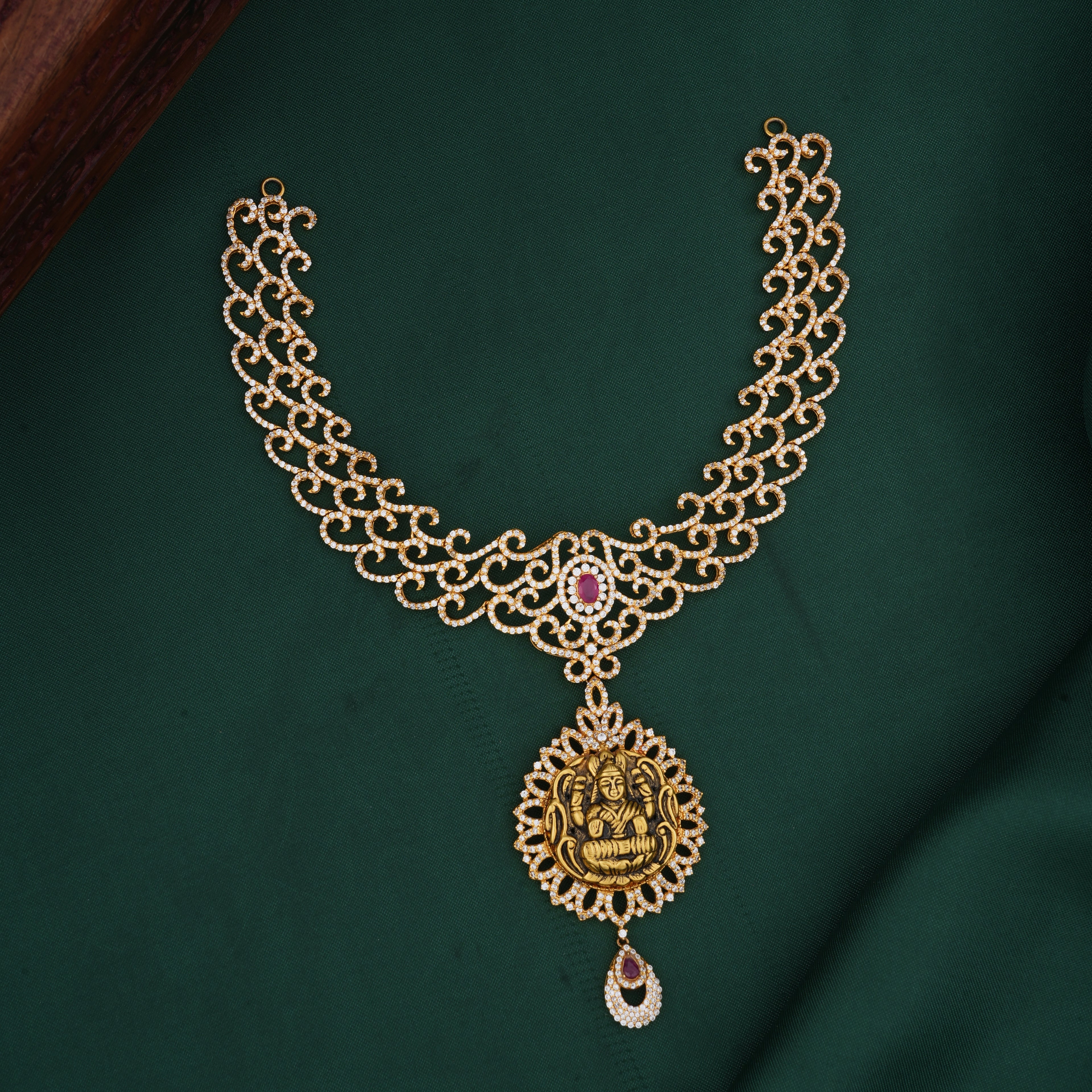 Gorgeous Look Short Necklace