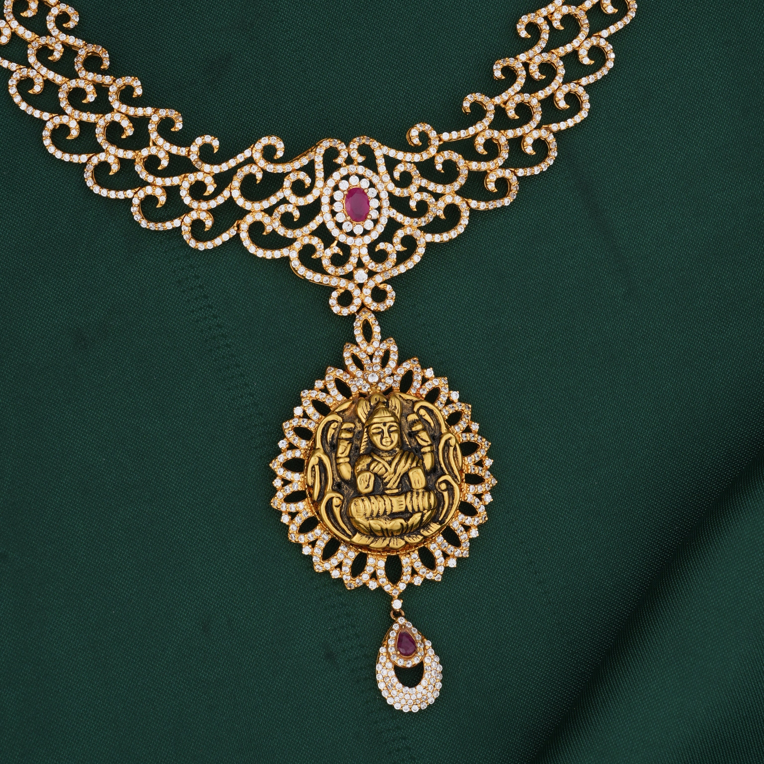 Gorgeous Look Short Necklace