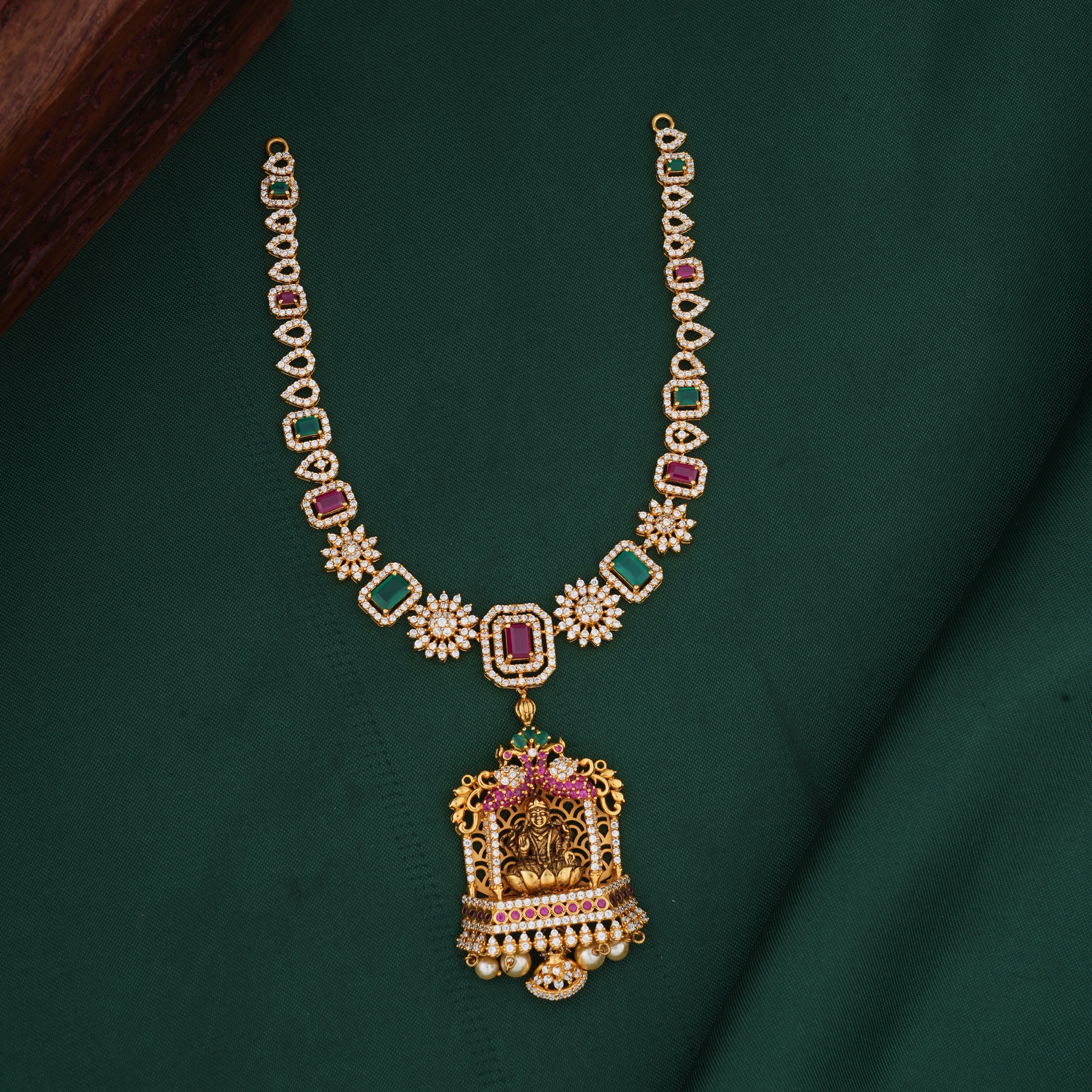 Divine Look Short Necklace