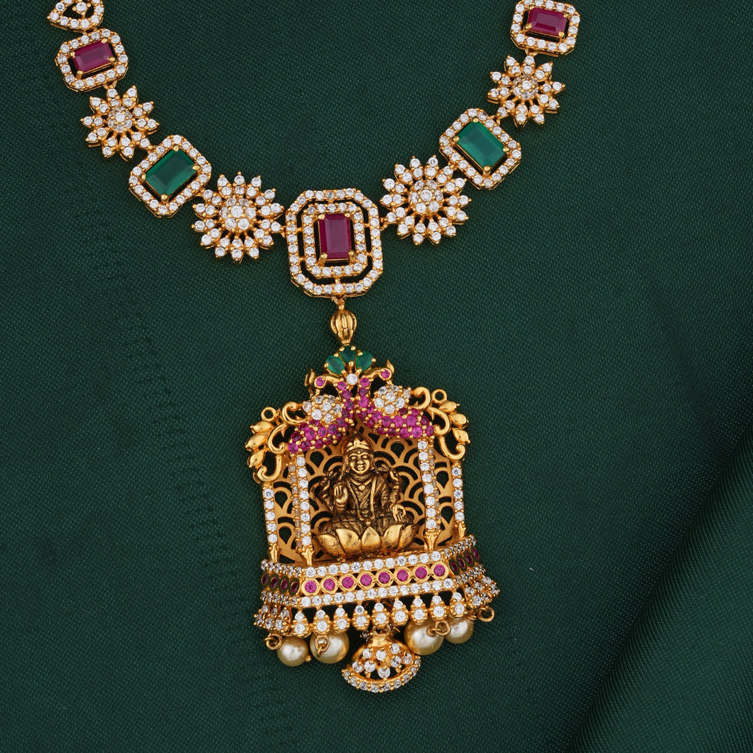 Divine Look Short Necklace
