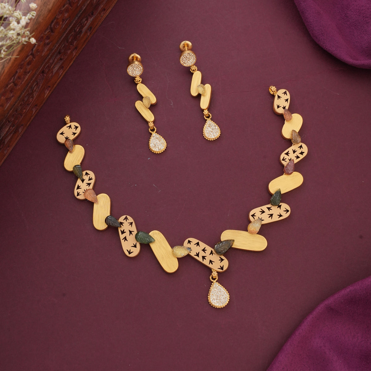 Trendy Look Antique Short Necklace Set