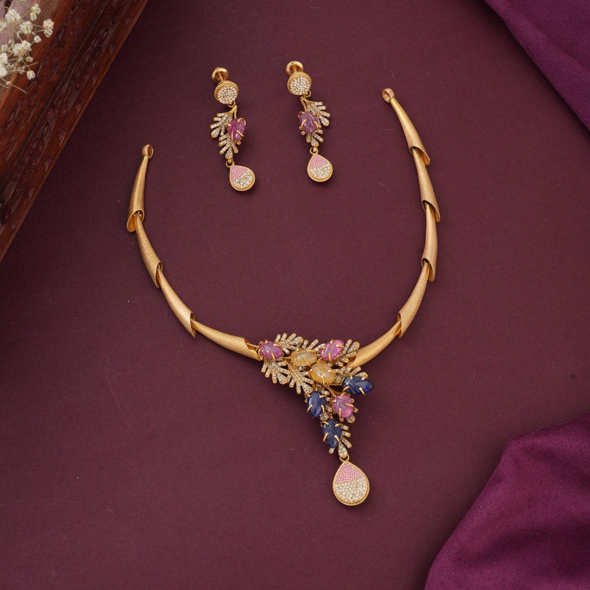 Stylish Antique Short Necklace Set