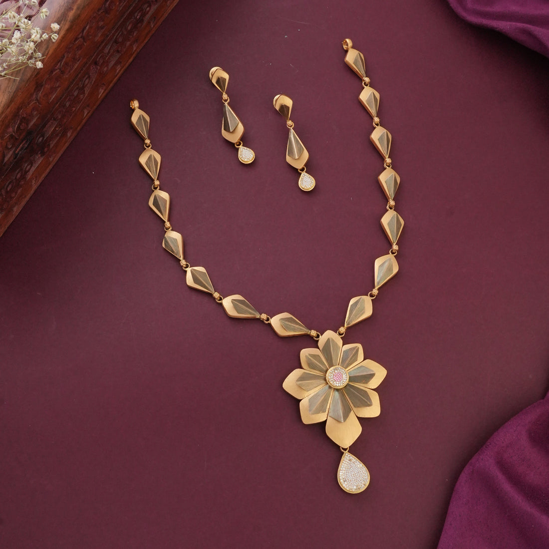 Catchy Antique Short Necklace Set