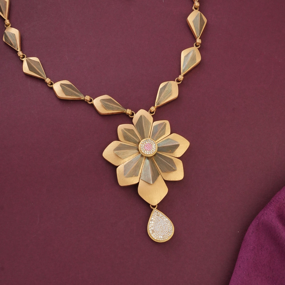 Catchy Antique Short Necklace Set