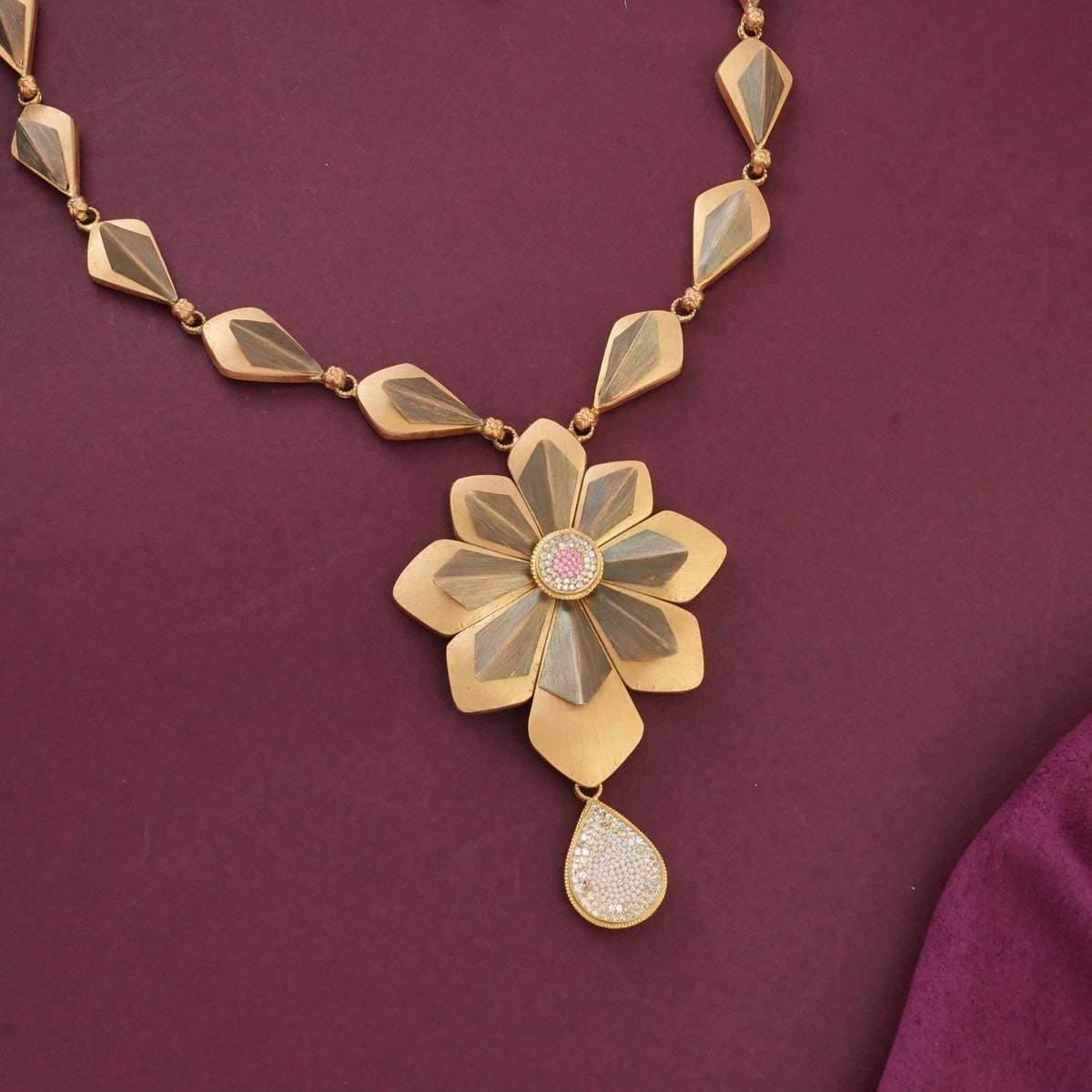 Catchy Antique Short Necklace Set