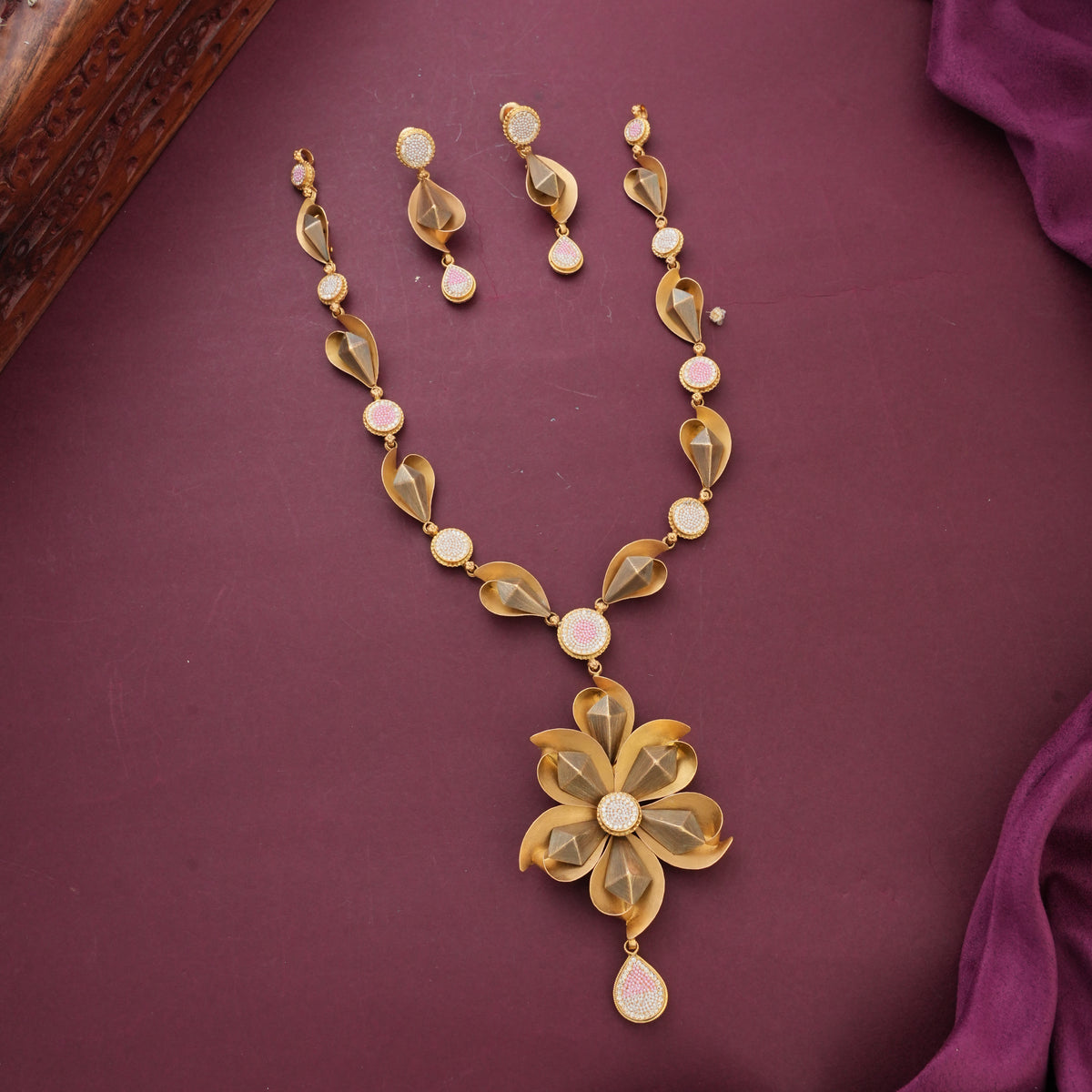Mesmerizing Antique Long Necklace Set