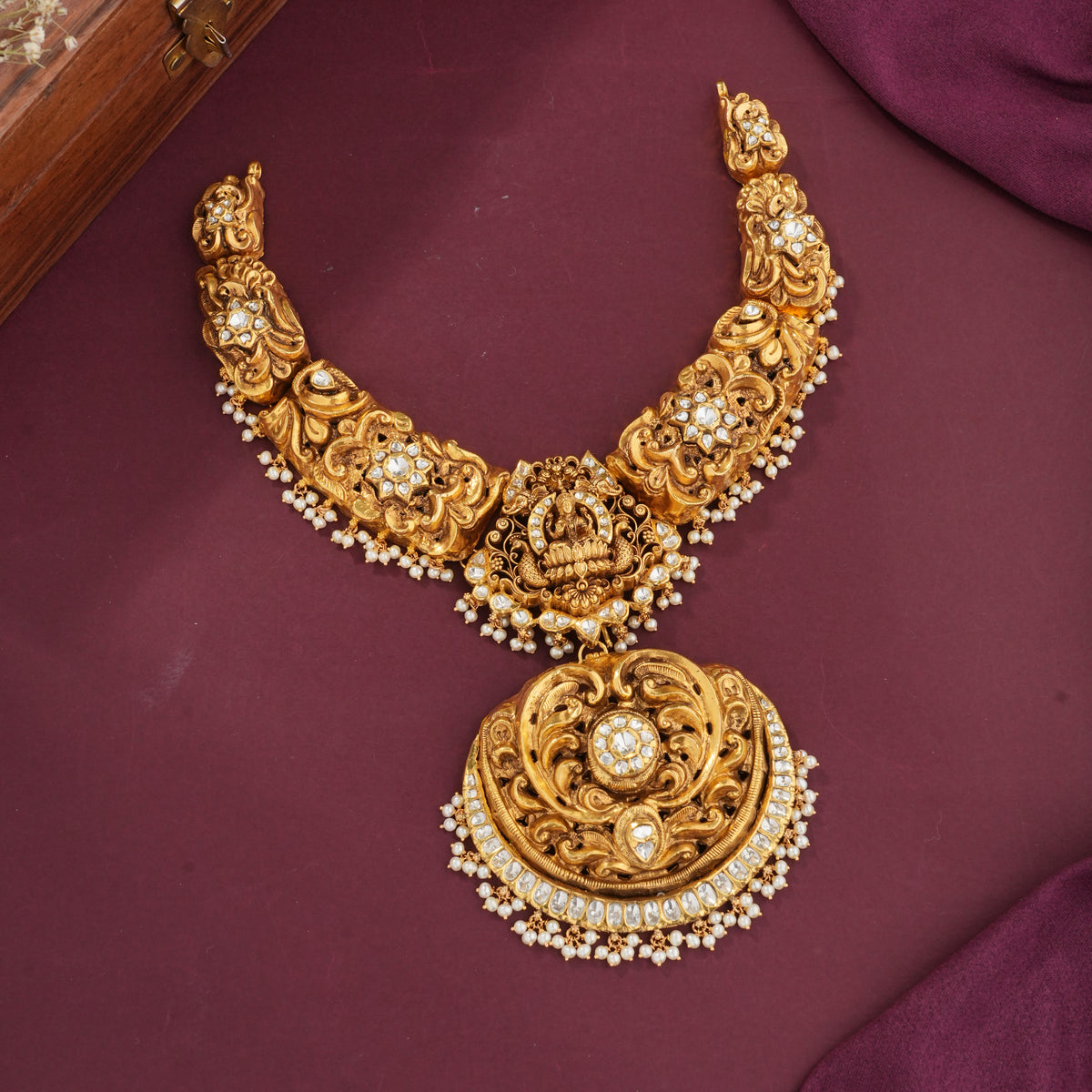 Grandeur Antique Short Necklace