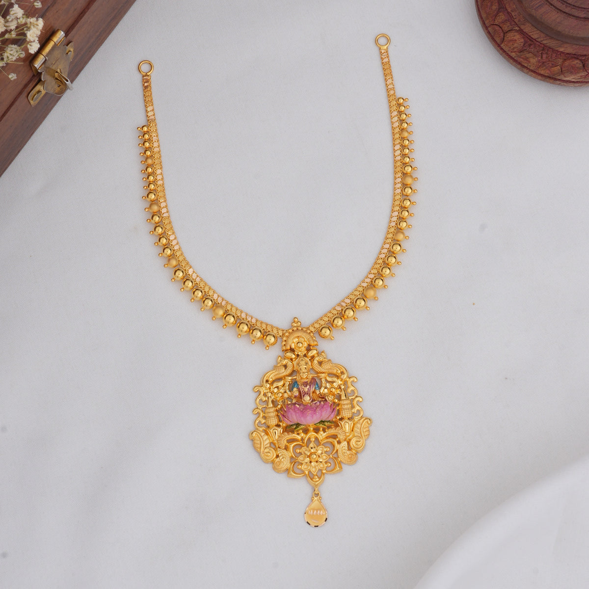 Savithiri Short Necklace